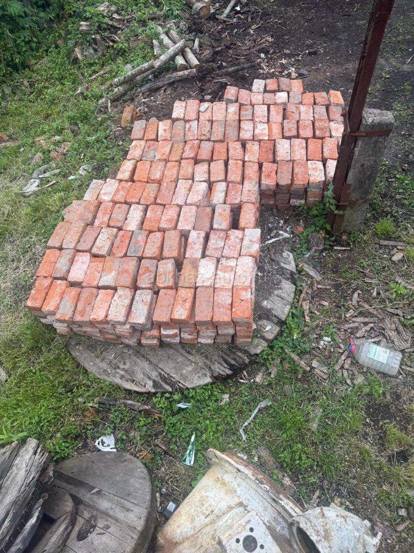 Кирпичи