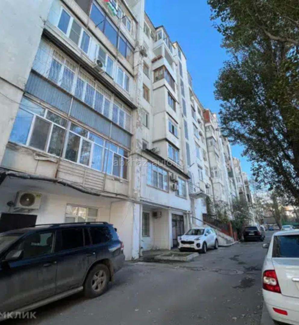На против вокзала 100квадратов. Меняю на равноценную кВ в Гагре