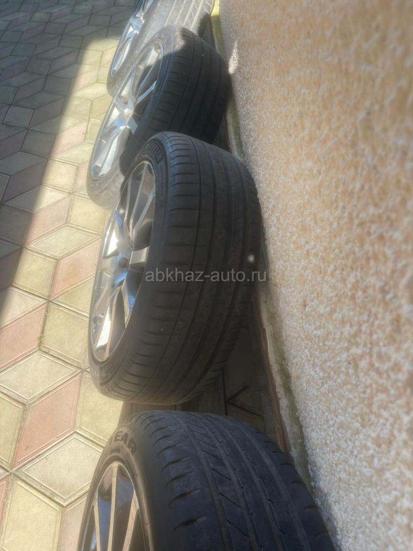 235/45 R19