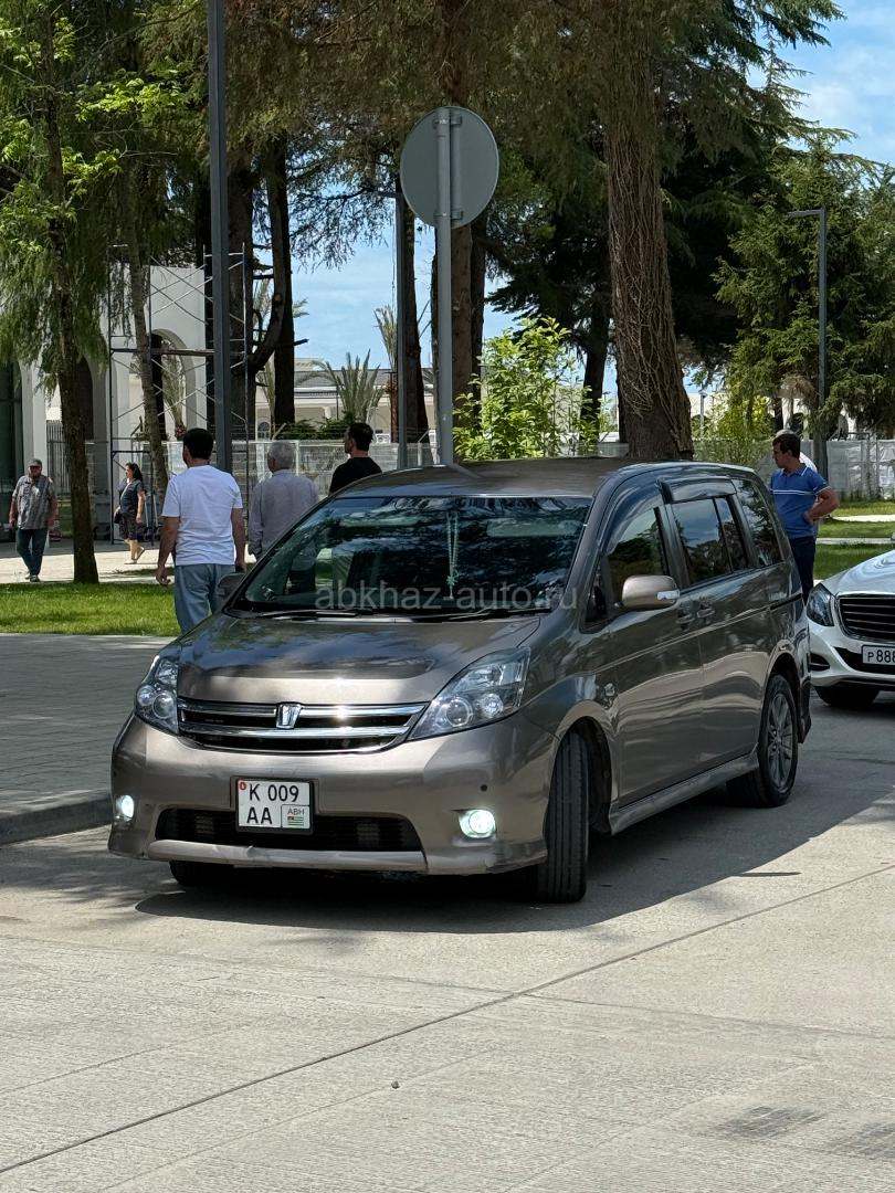Toyota Isis