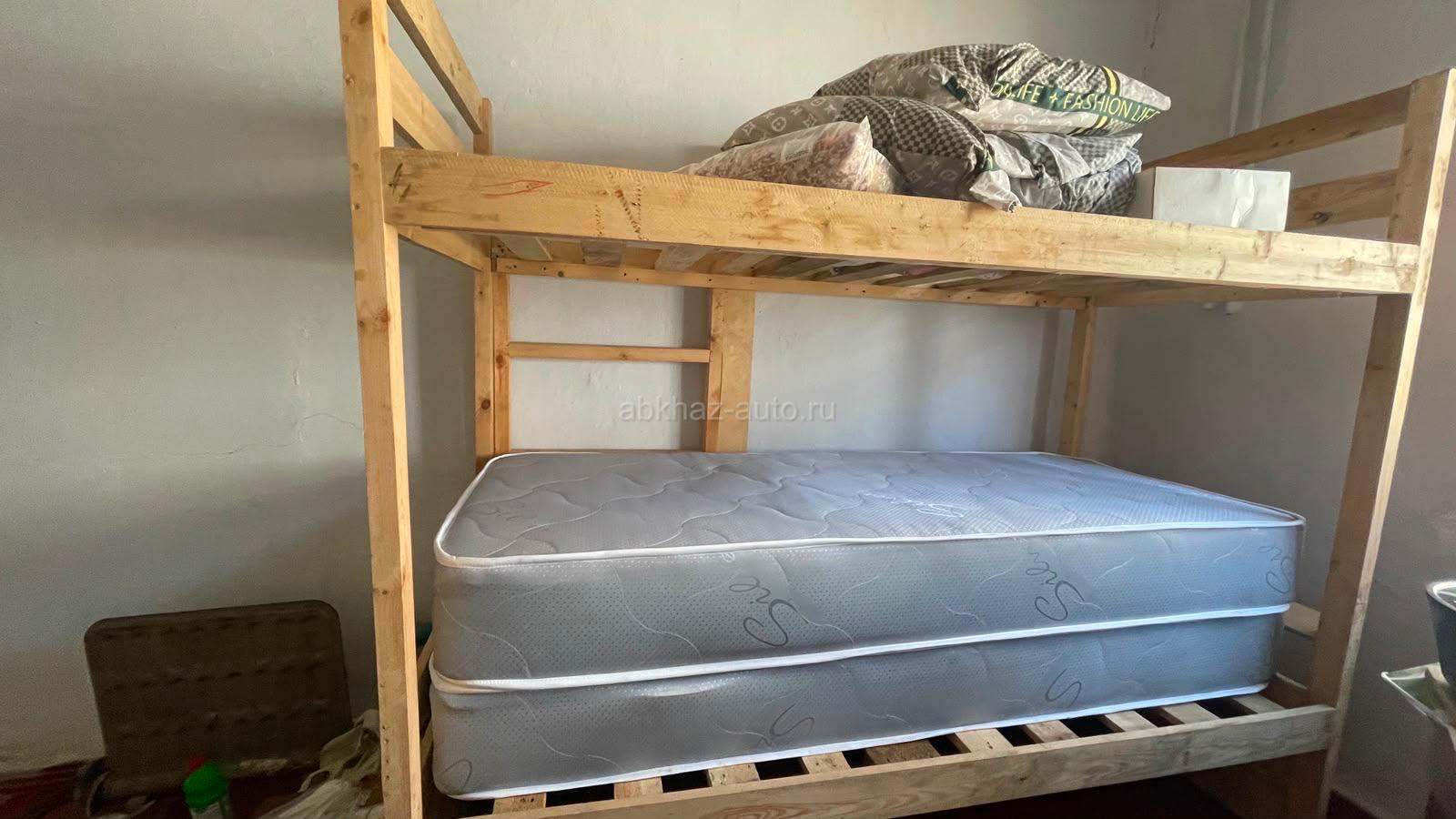 Срочно продаю двух ярусную кровать с матрасами , абсолютно новое .ручная работа.