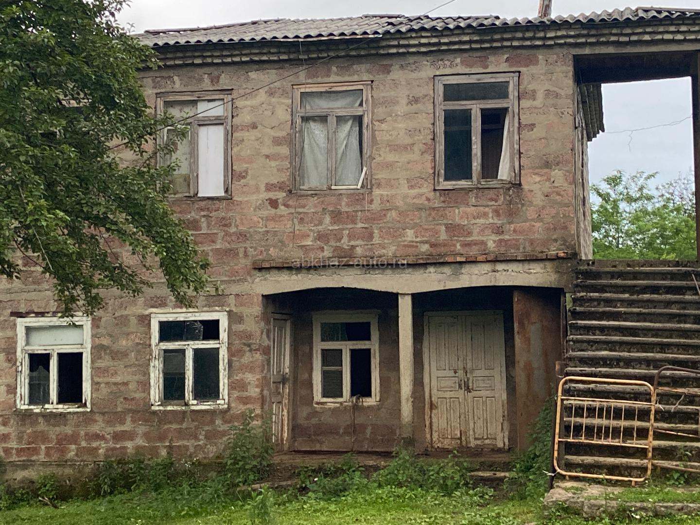 Продается трёх этажный дом
