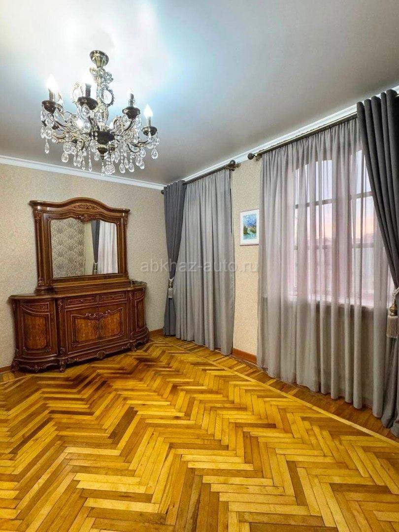 2 - К. КВАРТИРА В ЦЕНТРЕ СУХУМА У ФОНТАНА