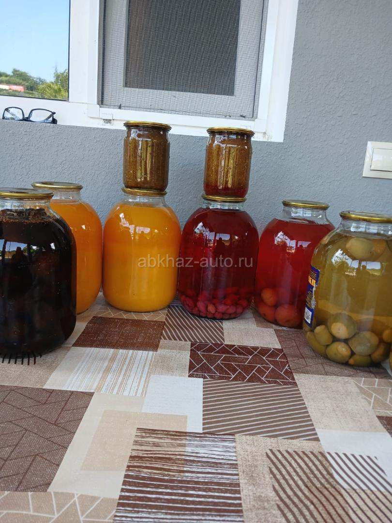 Мандариновый сок, компот-кизил, алыча, фейхуа, джем, вино и чача