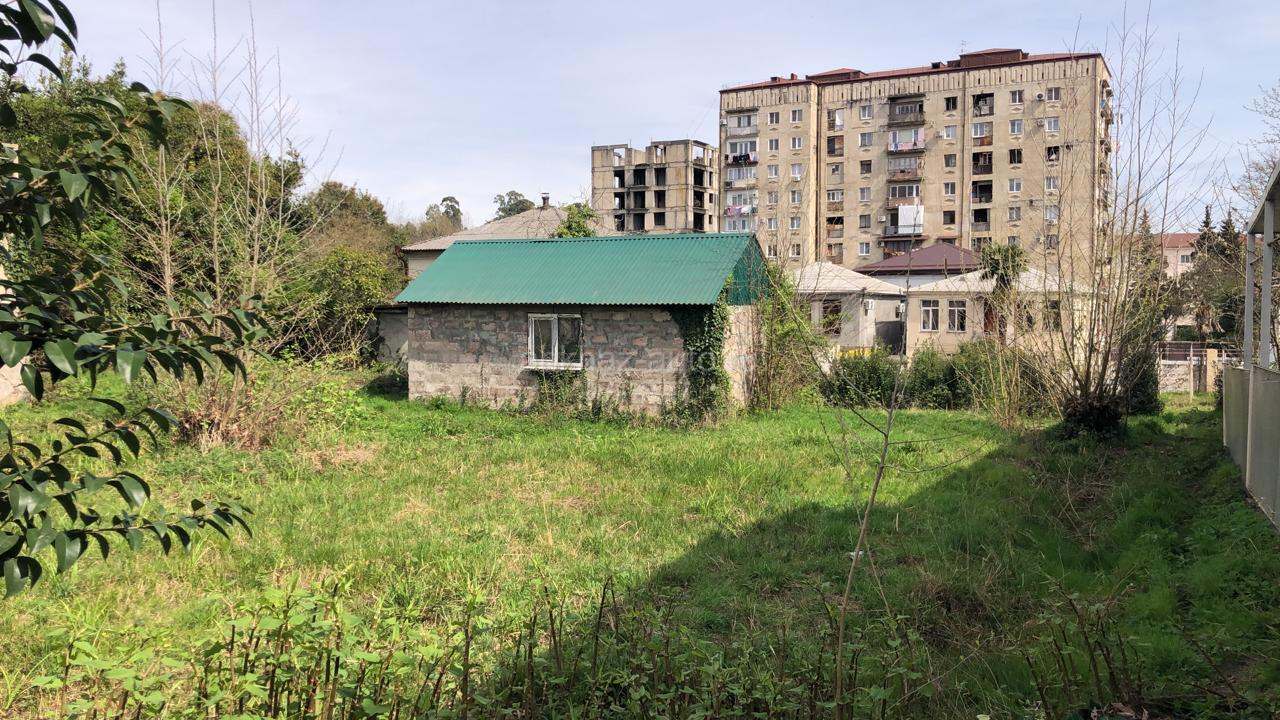 На против центрального иного вокзала. Для Продажи 4 участка, дом блочный 2 этажа, гараж. Летние перестройки, все коммуникации в рабочем состоянии.
