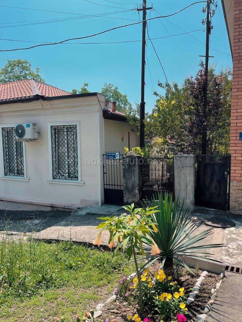 Продаётся  дом с участком в историческом центре Сухума