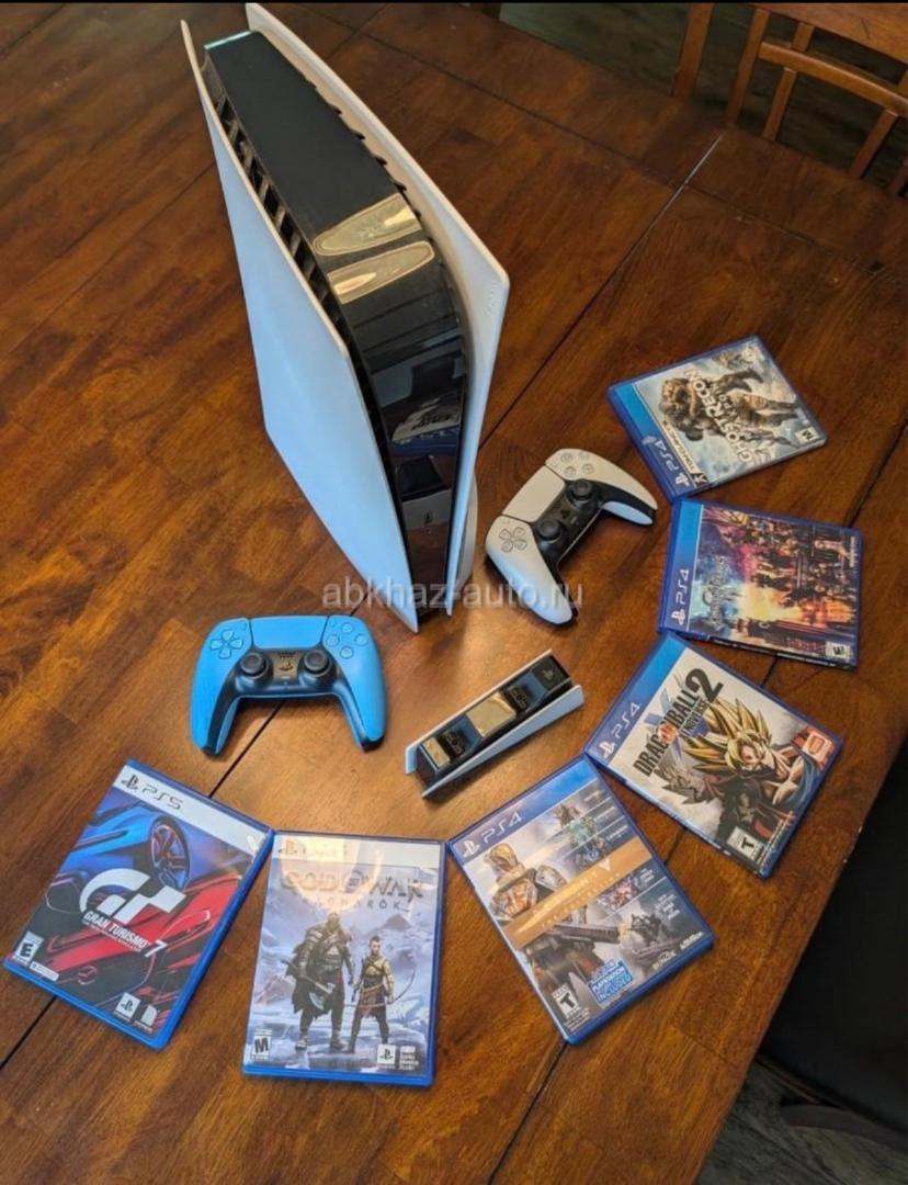 PS5 + 4 геймпада + 9 игр на дисках — полный комплект