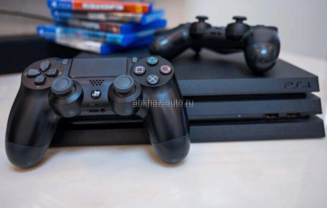 PlayStation 4 Slim с 3 геймпадами