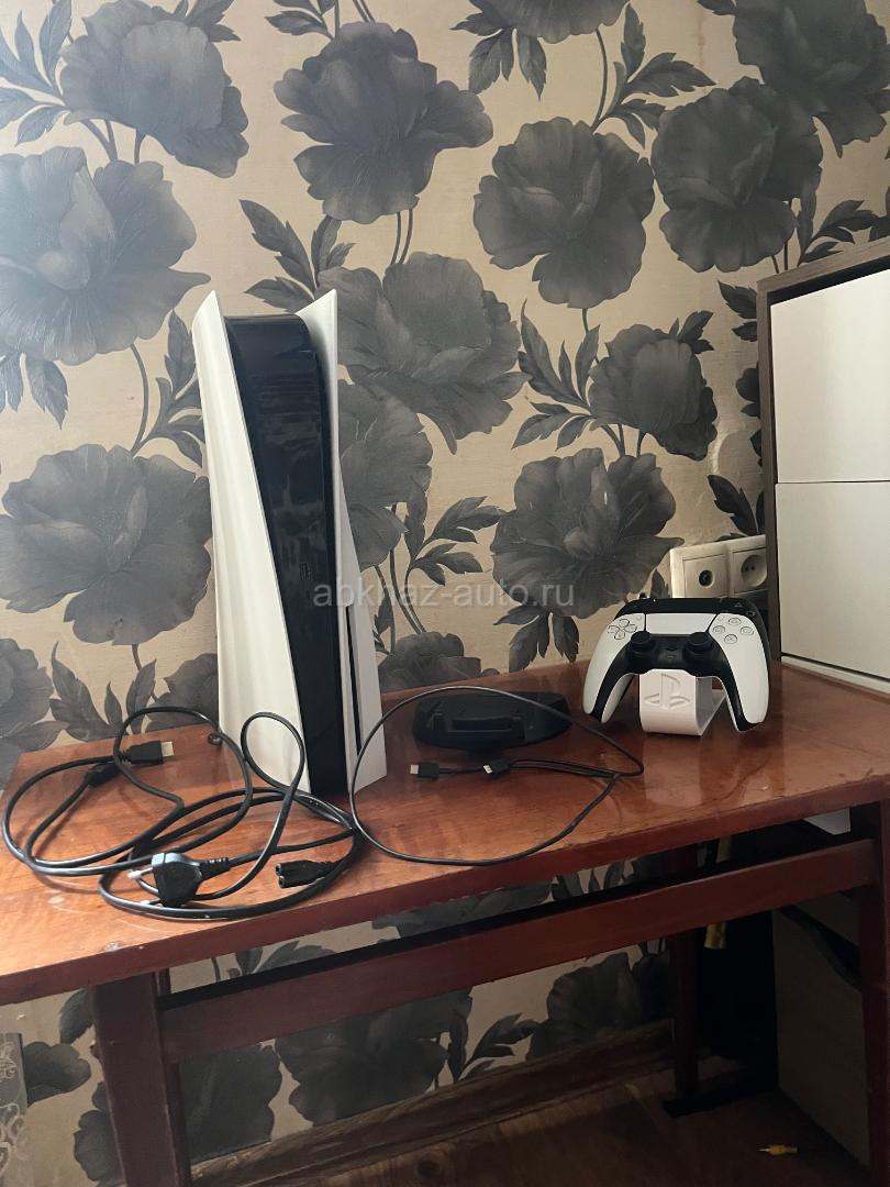 PlayStation 5 с дисководом и двумя джойстиками